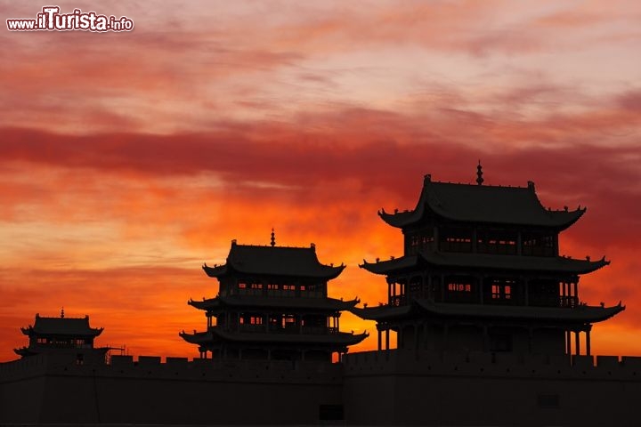 Immagine Alba fotografata al Jiayuguan Pass: è l'inizio della Grande Muraglia della Cina, e venne creato durante la Dinastia Ming, a metà circa del 14° secolo - © Jack.Q / Shutterstock.com
