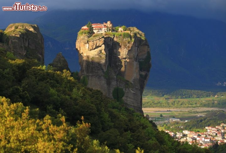 Immagine L'alba fotografata al monastero della Santa Trinità, Meteora - Abbarbicati sulle falesie di roccia che caratterizzano questo angolo di Tessaglia, i monasteri delle Meteore rappresentano il secondo più importante agglomerato di edifici religiosi di tutta la Grecia, secondo solo a quelli del monte Athos. In questo lembo di terra greca, la sapiente architettura dell'uomo ha saputo fondersi alla perfezione con una natura ancora selvaggia e incontaminata creando delle vere e proprie opere d'arte © Florin Stana / Shutterstock.com