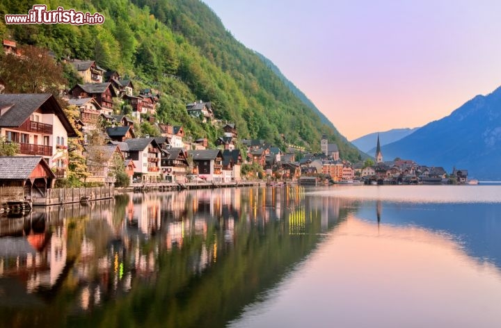 Immagine Alba sul lago Hallstatter see, con i primi raggi di sole che baciano il famoso Borgo Unesco della regione del Salzkammergut, in Alta Austria - © Boris Stroujko / Shutterstock.com