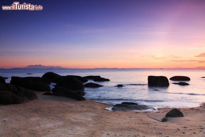 Immagine Alba sul mare colorato dell'isola di Penang in Malesia - © Hemin Xylan / Shutterstock.com