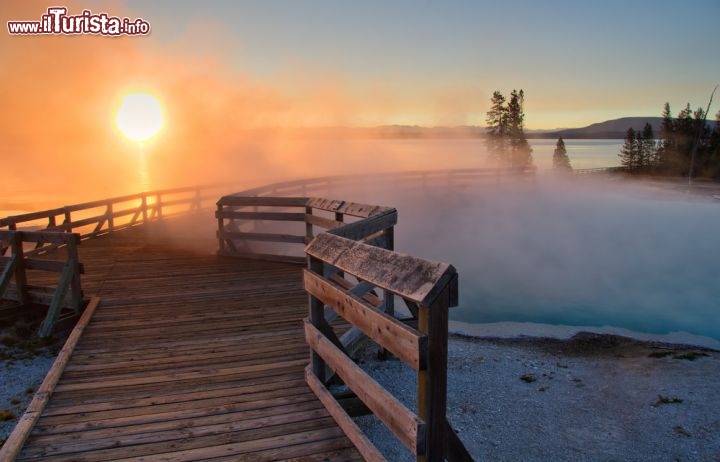 Immagine Alba nello Yellowstone National Park: passerella in un campo fumante di  geyser - © Aleix Ventayol Farrés / Shutterstock.com