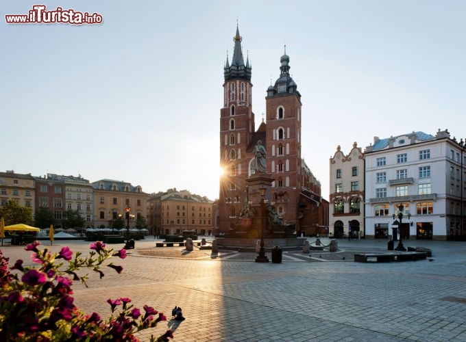 Immagine Alba nella Piazza del Mercato di Cracovia: si trova nel centro storico della 4a città per abitanti della Polonia - © Jaroslaw Saternus / Shutterstock.com