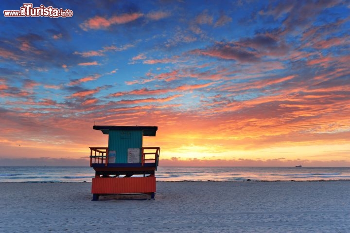 Immagine Alba nella spiaggia di Miami Beach, Florida: al mattino presto, sedendosi sulla spiaggia, si può assistere allo spettacolo dell'alba sull'Oceano Atlantico, che da solo vale il viaggio fino quaggiù - Foto © Songquan Deng / Shutterstock.com