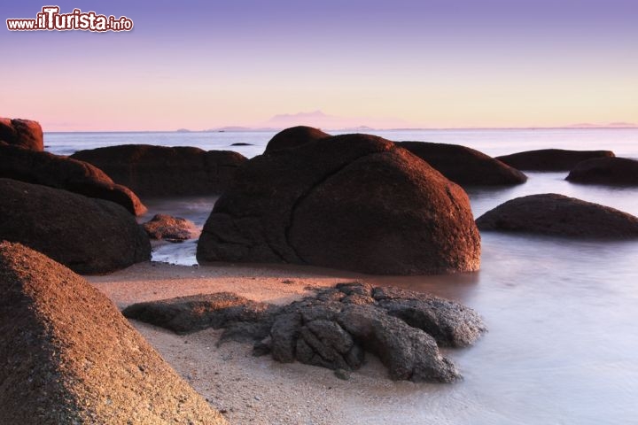 Immagine Alba su di una spiaggia di Penang caratterezzita da massi tondi. Ci troviamo sulle coste occidentali della Malesia - © Hemin Xylan / Shutterstock.com