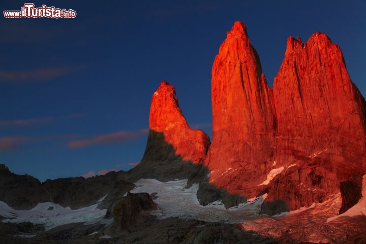 Immagine Alba sui Los Cuernos, le famose cime granitiche del Parque Nacional Torres del Paine in Cile - © Pichugin Dmitry / Shutterstock.com