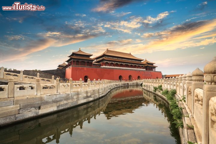 Immagine L'Alba sulla Città Proibita di Pechino, Cina - Costruita nel cuore della capitale cinese, la Città Proibita fu il palazzo imperiale delle dinastie Ming e Qing per oltre 500 anni. Edificata tra il 1406 e il 1420, il complesso è composto da 980 edifici suddivisi in 8707 camere coprendo una superficie di 720 mila metri quadrati che ne fa il più grande palazzo del mondo. Nel 1987 la Città Proibita è stata dichiarata Patrimonio dell'Umanità dall'Unesco che l'ha anche riconosciuta come la più grande collezione di strutture antiche in legno conservata sino ai giorni nostri © chungking / Shutterstock.com