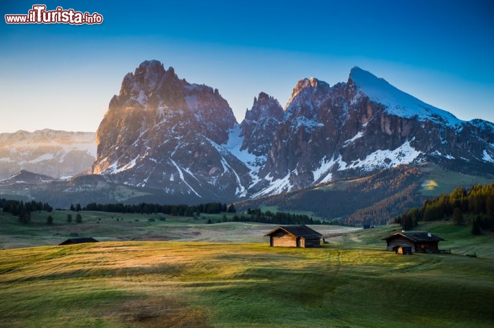 Immagine Alba sulle Dolomiti, fotografata dell'Alpe di Siusi in Trentino-Alto Adige - © theskaman306 / Shutterstock.com