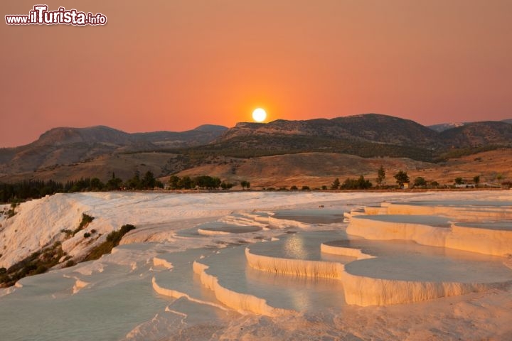 Immagine Alba sulle cascate di travertino di Pamukkale in Turchia. Questo luogo possiede un fascino unico al mondo. Solo il Minerva Terrace a Yellowstone e un sito in Cina possono vantare paesaggi con una analoga spettacolarità - © muratart / Shutterstock.com