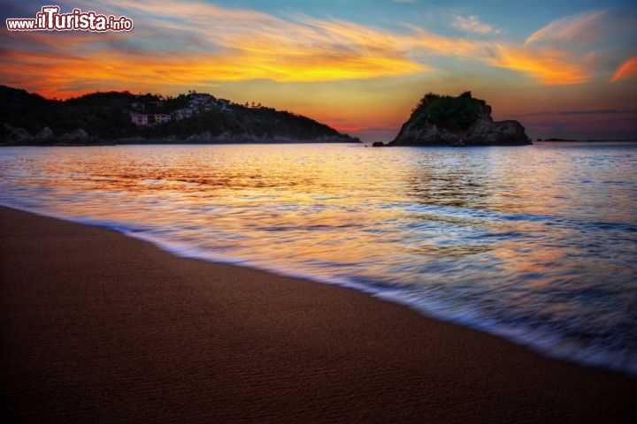 Immagine Alba contemplata da una delle belle spiagge dello stato di Nayarit Messico - © West Coast Scapes / Shutterstock.com
