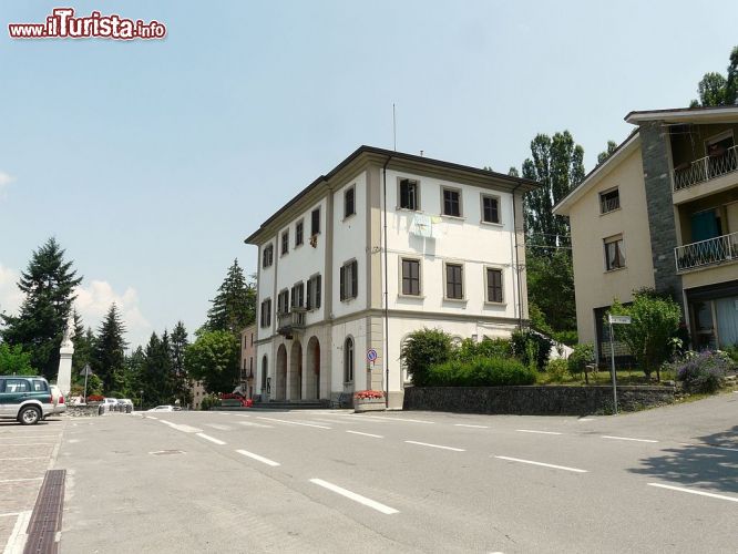 Immagine Albareto un palazzo nel centro storico del comune emiliano - © Davide Papalini - CC BY-SA 3.0 - Wikipedia