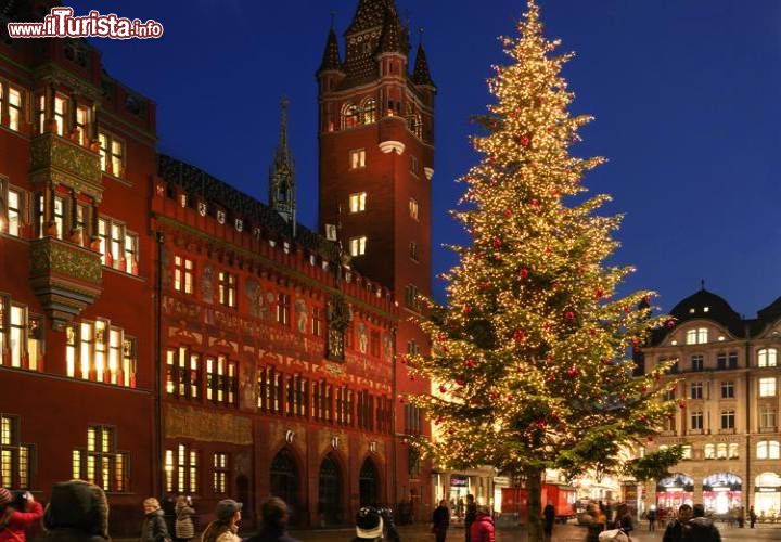 Immagine Il grande albero Natale di Basilea: weihnachtsbaum nella Marktplatz della città svizzera  - © Basel.com