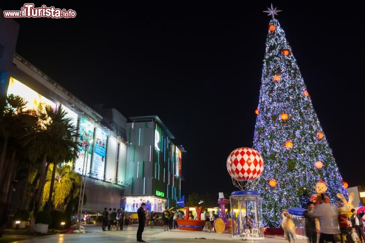 Immagine Natale in piazza a Khon Kaen, Thailandia - Nonostante la popolazione di fede cristiana sia meno nel 4%, il Natale viene festeggiato anche in questo paese del sud est asiatico seppur quasi esclusivamente nei centri turistici e nella capitale. Non si tratta infatti di una festa nazionale. I centri commerciali e i luoghi più frequentati vengono addobbati con decorazioni di ogni genere, nell'aria si diffondono la classiche canzoni natalizie e nelle piazze vengono esposti i tradizionali alberi illuminati comesi vede in questa immagine © krichie / Shutterstock.com