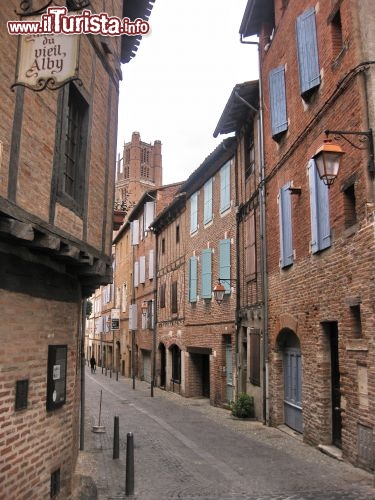 Immagine Il borgo di Albi: una via del centro storico della città vecchia (Vieil Albi) in Francia.