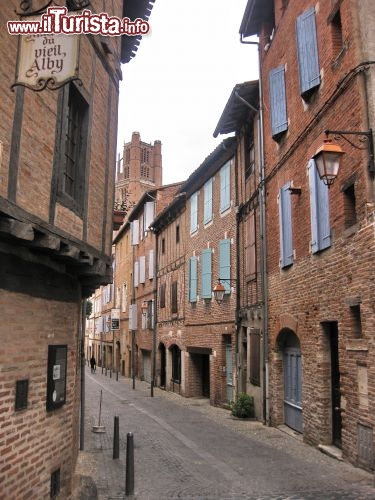 Immagine Il borgo di Albi: una via del centro storico della città vecchia (Vieil Albi) in Francia.