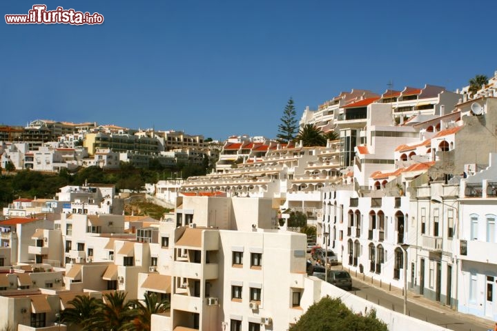 Immagine Il centro della città portoghese di Albufeira - Dopo il terremoto del 1755 e l'incendio del 1833, che causarono non pochi danni alla cittadina dell'Algarve, Albufeira è tornata ad essere una delle più suggestive località del Portogallo tanto da diventare, con i suoi oltre 5 milioni di visitatori l'anno, una delle più rinomate mete turistiche di tutt'Europa © GVictoria/ Shutterstock.com