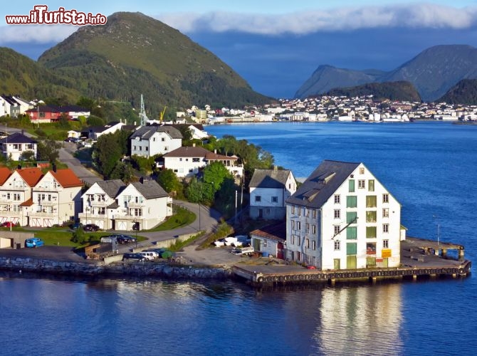 Immagine Alesund, la citta sui fiordi Norvegia - © Vlada Z / Shutterstock.com