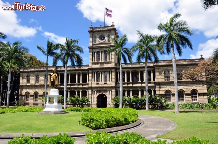 Immagine Ali Iolani Hale l'ex palazzo reale - Costruito nel 1874, il palazzo di Honolulu non venne mai utilizzato, ed ora e la sede Corta Suprema delle Hawaii - © Jeff Whyte / Shutterstock.com