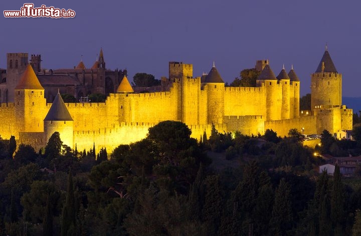 Immagine Carcassonne by night è un capolavoro commovente: il borgo medievale della Linguadoca-Rossiglione, nel sud della Francia, mostra le sue mura illuminate a costrasto col blu del cielo  - © Paul Palau