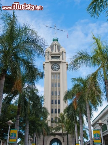 Immagine Aloha Tower Honolulu. E' uno dei simboli della città di Oahu, l'isola del gruppo delle Hawaii. Venne costruita nel 1926 e tocca i 68 metri di altezza complessiva - © vasen / Shutterstock.com