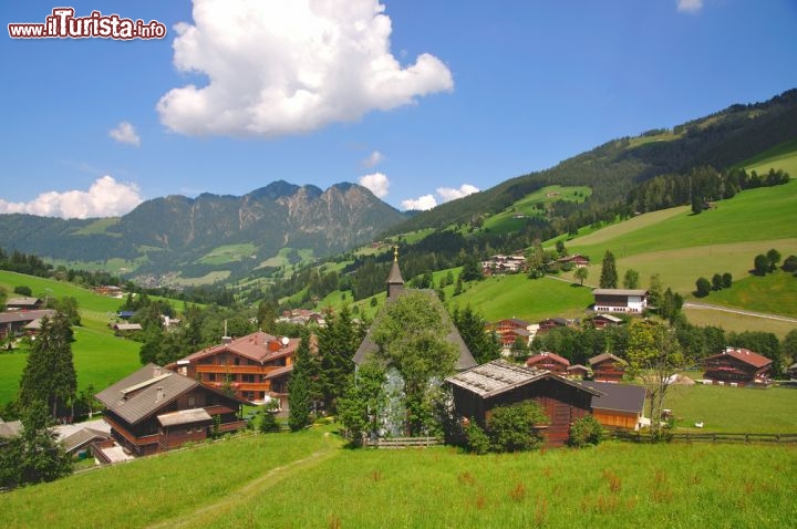 Immagine Veduta panoramica di Alpbachtal, Valle del Tirolo, (Austria) - Quando William Blake scrisse "Andavo per valli brulle zufolando giulivi ritornelli", probabilmente si trovava immerso nella natura di Alpbachtal o pensava al suo panorama. Le sue pendici montuose si trovano in prossimità di sei laghi nella zona che viene definita "Kramsacher Seengebiet" e, questo circondario come si può intuire dall'immagine, rappresenta il punto più amato dai turisti, visto che regala dei sentieri escursionistici all'insegna dell'aria pura e delle visioni che sembrano dipinte dai più abili artisti paesaggisti. - © Santi Rodriguez / Shutterstock.com