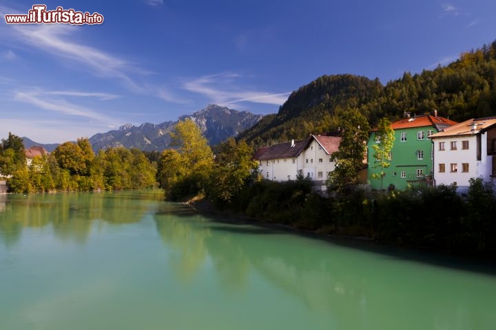 Immagine Alpi e fiume Lech a Fussen in Germania. Questa piccola ma spledida città si trova ad apena 5 km dal confine con l'Austria. Il fiume Lech (Der Lech) è uno degli affluenti del Danubio e nasce in Austria, più precisamente nella regione del Voralberg. Fussen si trova inoltre vicino ai famosi castelli di Neuschwanstein e Hohenschwangau. Un bel periodo per visitare questa città della Bavieraè l'inzio di Settembre, quando nel giorno 6 si festeggia St Mang (molto lbella la sua antica Basilica), il patrono, con processioni ma anche una settimana dedicata all'enogastronomia  - © catolla / Shutterstock.com