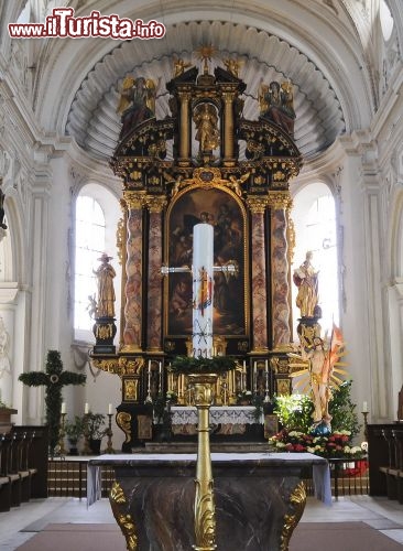 Immagine Altare Maggiore della St. Johannes Baptist, la chiesa chiamata anche con il nome di Welfenmünster si trova a Steingaden in Germania - © Andreas Juergensmeier / Shutterstock.com