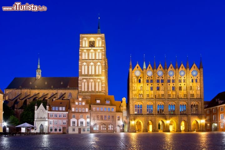 Immagine Alter Markt, la famosa piazza del mercato di Stralsund, nella Germania settentrionale - © Fretschi / Shutterstock.com