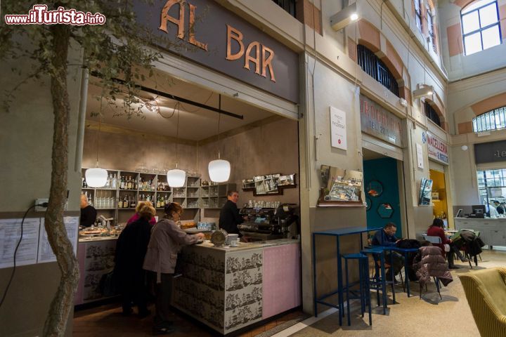 Immagine Altro?, il ristorante al mercato delle Erbe, in centro a Bologna, Emilia Romagna. Propone pietanze italiane innovative in una location originale dal tocco vintage - © www.altrobologna.com/