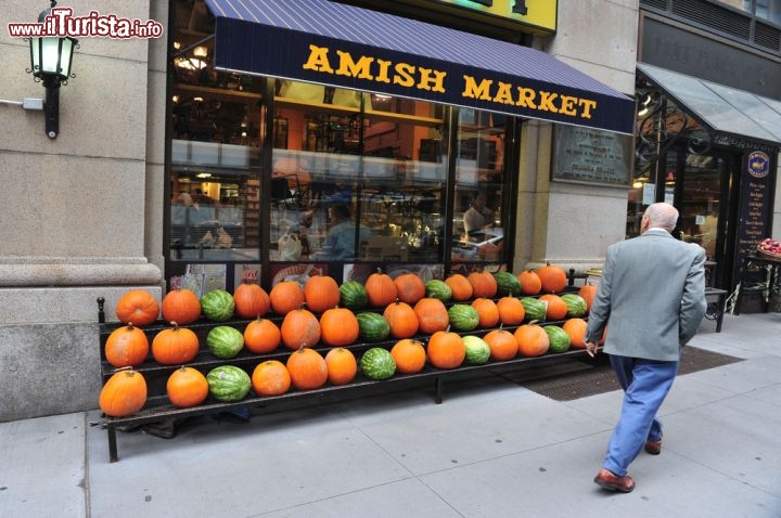 Immagine Amish Market Tribeca a New York City, Stati Uniti. L'ingresso dell'Amish Market dove assaporare buoni piatti della cucina. Vi si trovano anche prodotti italiani seppur non proprio a basso costo - © ChameleonsEye / Shutterstock.com