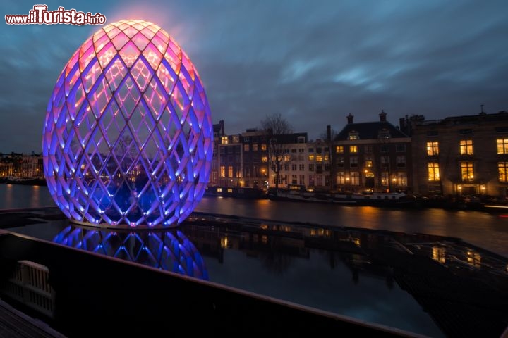 Immagine La magia della capitale olandese durante l'Amsterdam Light Festival - Luci e installazioni colorate abbelliscono anche di notte la moderna e all'avangurdia Amsterdam © Rob van Esch / Shutterstock.com