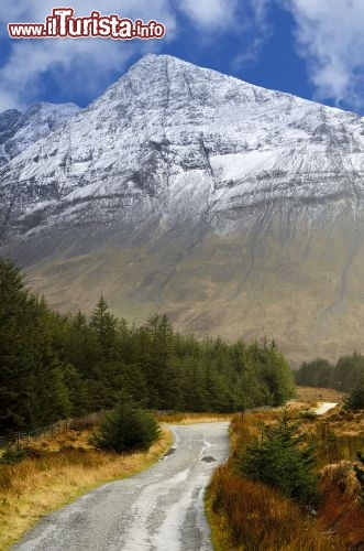 Immagine An Cuilthionn, una delle montagne nere del gruppo dei Cuillins. Siamo sulla costa occidentale dell'isola di Skye in Scozia durante l'inverno. Il clima di Skye generalmente non è molto freddo, per l'azione della Corrente del Golfo che mantiene le temperature al di sopra degli zero gradi, salvo qualche rara eccezione - © stephen / Shutterstock.com