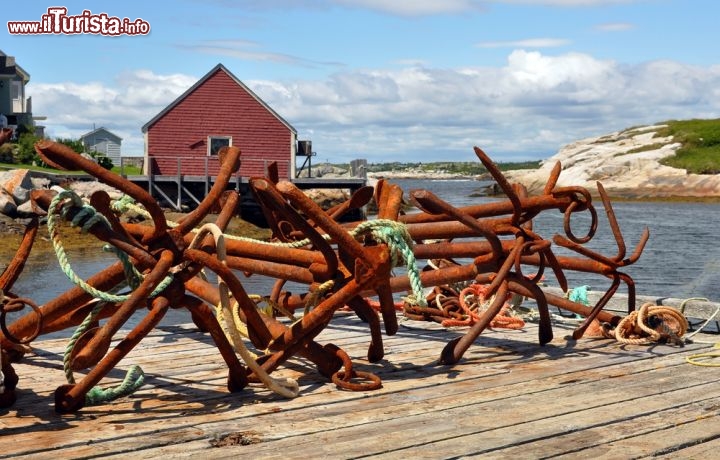 Immagine Sul molo di Peggy's Cove, borgo canadese a una cinquantina di chilometri da Halifax (Nuova Scozia), le ancore dei pescatori aspettano sul molo di fare il loro dovere. Le attività del villaggio sono da sempre legate alla terra e al mare, e ancora oggi sono vive le tradizioni del passato, che insieme alle caratteristiche abitazioni dil egno e ai paesaggi fiabeschi della baia di St. Margarets trasportano i visitatori in una dimensione di pace totale  - © Paul McKinnon / Shutterstock.com