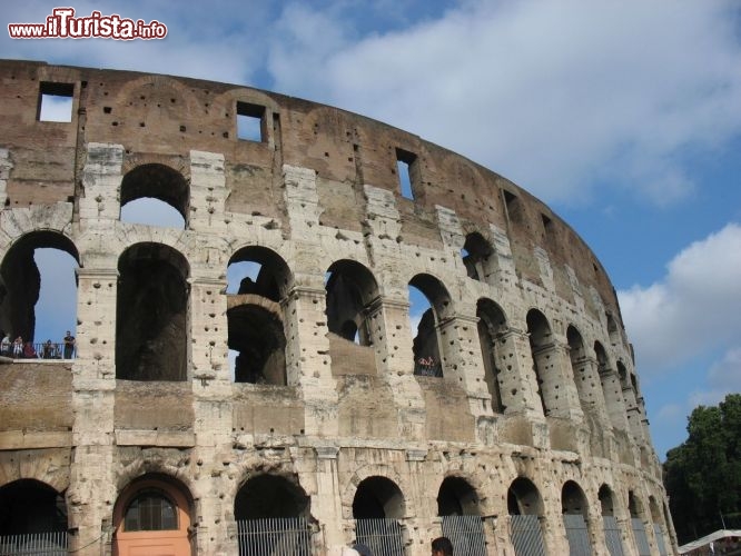Immagine Il Colosseo di Roma non ha quasi bisogna di presentazioni, tanto è conosciuto e amato nel mondo. Il più grande anfiteatro della storia, chiamato in origine Anfiteatro Flavio, fu cominciato da Vespasiano nel 72 d.C. e inaugurato nell'80 d.C. da Tito. Utilizzato in epoca romana per manifestazioni pubbliche e spettacoli di gladiatori, cui potevano assistere tra le 50 e le 80 mila persone, oggi fa parte dei Beni Patrimonio dell'Umanità dell'UNESCO e dal 2007 è tra le Nuove sette meraviglie del mondo.