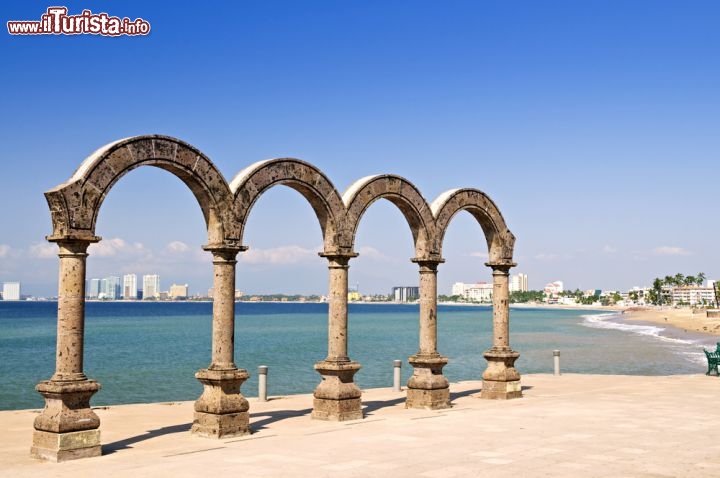 Immagine Anfiteatro de Los Arcos: conosciuto anche come Teatro Aquiles Serdán, è una delle principali attrazioni turistiche di Puerto Vallarta. Trattandosi di un teatro all'aria aperta, è un luogo molto frequentato, dove praticamente ogni sera si tengono spettacoli e dal quale si può ammirare un suggestivo tramonto - © Elena Elisseeva / Shutterstock.com