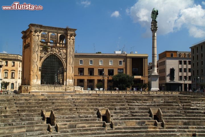 Immagine L'Anfiteatro Romano in centro a Lecce (Puglia). La città era la grande Lupiae che si raggiungeva una volta raggiunta la fine della via Appia a Brindisi  - © fritz16 / Shutterstock.com