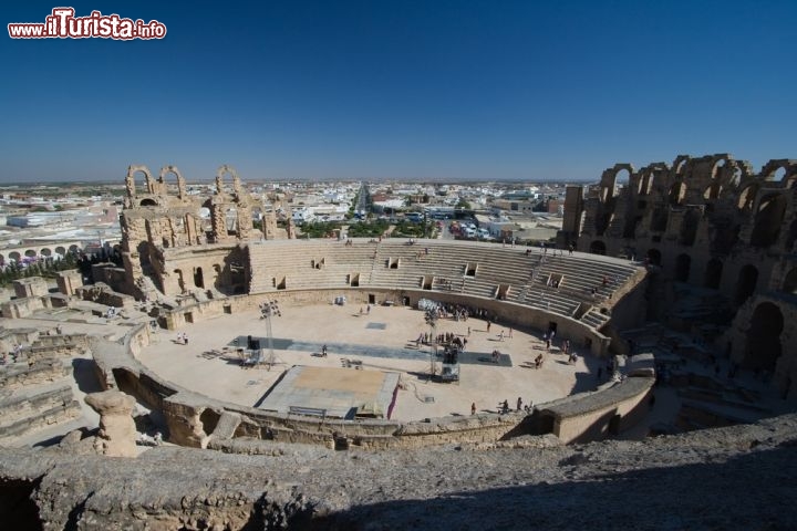 Immagine Vista aerea dell'anfiteatro romano di El Jem in Tunisia, posto tra Monastir e Sfax - © Alexey Goosev / Shutterstock.com