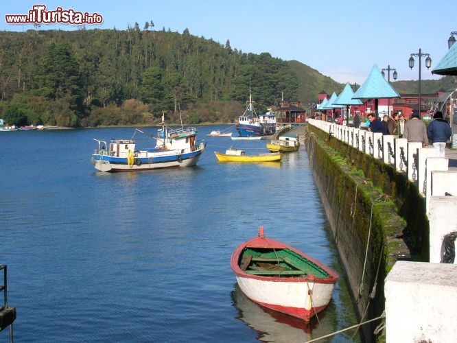 Immagine Il piccolo porto di Angelmó a Puerto Montt, la porta di ingresso della Patagonia nel Cile meridionale. Da questo molo partono le escursioni turistiche ed è qui che attraccano i pescherecci che forniscono gli ottimi ristoranti di puerto Montt - Cortesia foto María Luisa Garrido, Wikipedia