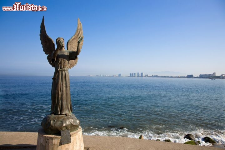 Immagine Angelo della Speranza: è forse la statua più famosa di Puerto Vallarta. È un'opera in bronzo dello scultore Héctor Montes García, inaugurata nel 2007 nel luogo dove sorgeva un'altra scultura di un angelo distrutta dall'uragano Kenna nel 2002 - © Todd Taulman / Shutterstock.com