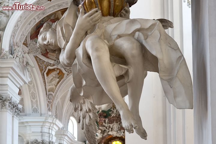 Immagine Angelo sospeso dal pulpito nella basilica di Weingarten, Germania - Una delle decorazioni scultoree che abbelliscono il pulpito del monastero benedettino costruito sul Martinsberg