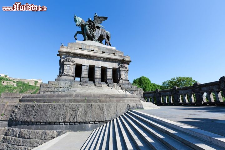 Immagine Il famoso Angolo Tedesco Deutsches Eck, alla confluenza del Reno e la Mosella a Coblenza in Germania. Da notare il Monumento Equestre dell’Imperatore Guglielmo  - © Jo Chambers / Shutterstock.com