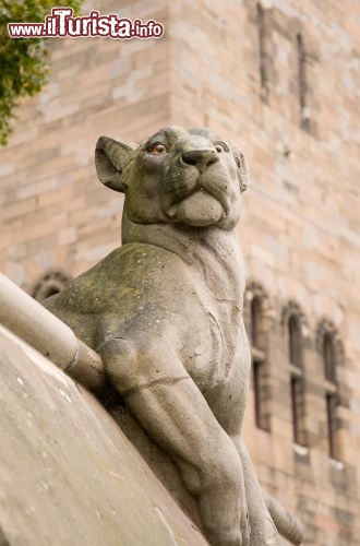 Immagine Animal wall, il muro con statue a tema si trova dentro al Castello di Cardiff in Galles - © Andy Poole / Shutterstock.com