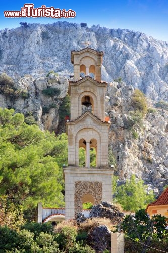 Immagine Antico monastero sull'isola di Rodi, Grecia - La torre campanaria di un antico monastero costruito nel cuore di Rodi © Birute Vijeikien / Shutterstock.com