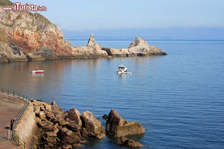 Immagine Ansteys Cove a Torquay, Inghilterra - Piccola spiaggia rocciosa di Torquay, questo angolo della English Riviera è apprezzato soprattutto dagli appassionati di pesca e da chi cerca un tratto di costa tranquillo e silenzioso. Accessibile tramite un comodo sentiero, Ansteys Cove è aperta anche agli amici a quattro zampe © jennyt / Shutterstock.com