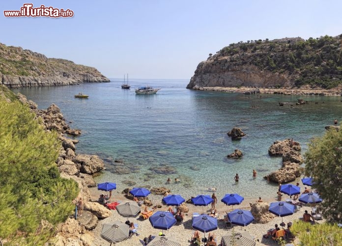 Immagine Anthony Queen Bay a Rodi, Grecia - Piena zeppa di baie e insenature, Rodi è famosa anche per la spiaggia che i locali chiamano Anthony Quinn Bay: l'attore messicano naturalizzato statunitense, assieme alla sua troupe, girò qui alcune scene del film "I cannoni di Navarone". La spiaggia si trova a Ladikò sulla costa orientale dell'isola circa 17 chilometri a sud della città di Rodi © Birute Vijeikien / Shutterstock.com