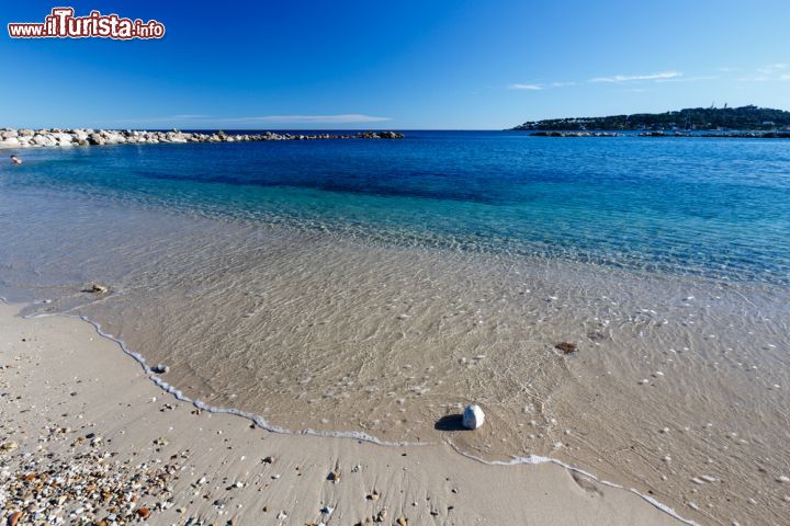 Immagine Sabbia ad Antibes, Francia - Considerata una delle perle del territorio francese, questa località medievale della Costa Azzurra vanta delle belle spiagge quasi completamente libere. I tratti sabbiosi sono una rarità rispetto a quelli rocciosi © anshar / Shutterstock.com