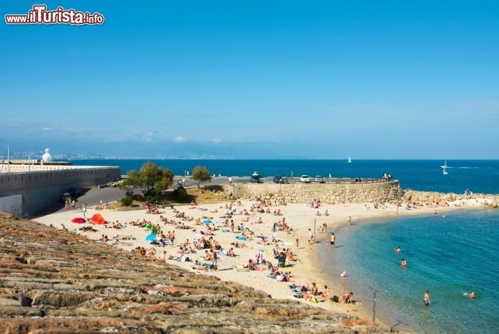 Immagine Spiaggia sabbiosa a Antibes, Francia - Fra rocce, sabbia e ciottoli ad Antibes ci sono una decina di spiagge disponibili per soddisfare tutti i gusti © elen_studio / Shutterstock.com