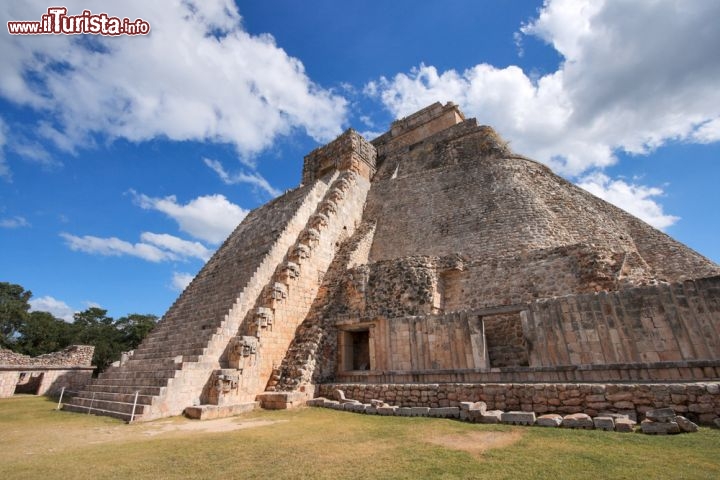 Immagine L'Antica Piramide a gradoni presente ad Uxaml: siamo in Messicoa, nella porzione occidentale della penisola dello Yucatan - © f9photos / Shutterstock.com