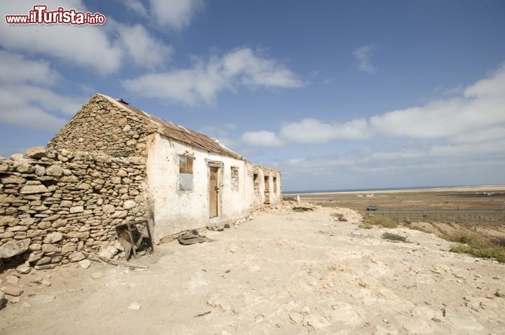 Immagine Antica casa a Capo Verde: ci troviamo dull'Isola Sal, una del gruppo di isole chiamate di Barlovento - © AQUAZOOM / Shutterstock.com