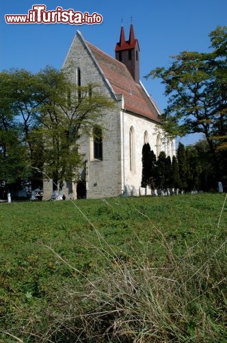 Immagine Antica chiesa Calvaria, Cluj Napoca - Alle porte occidentali di Cluj, nel distretto rumeno di Manastur, si trova l'antica chiesa Calvaria le cui origini risalgono al IX° secolo. Della gloria artistica di quell'edificio religioso rimane ancora oggi una statua della Vergine Maria con Gesù bambino in braccio: posta su un piedistallo, si trova sotto un baldacchino gotico poco sopra la porta d'ingresso © salajean / Shutterstock.com