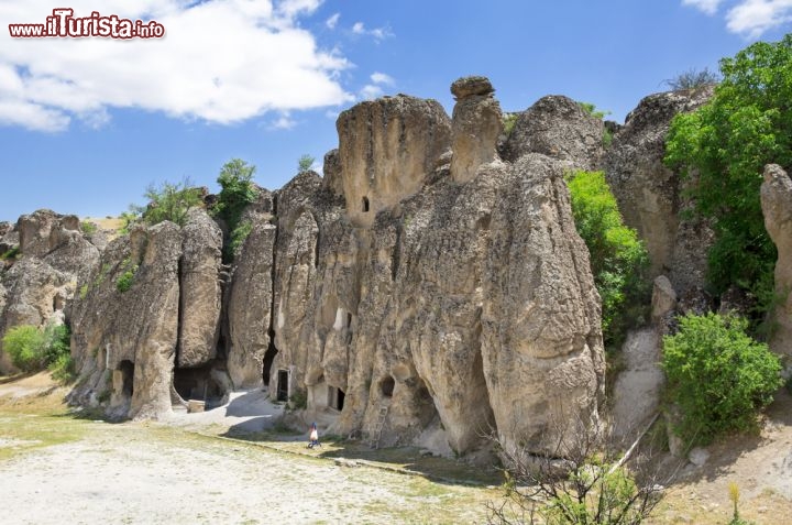 Immagine Antica città di Klistra nei dintorni di Konya, Turchia: questa località è celebre per le costruzioni all'interno di formazioni rocciose - © muratart / Shutterstock.com